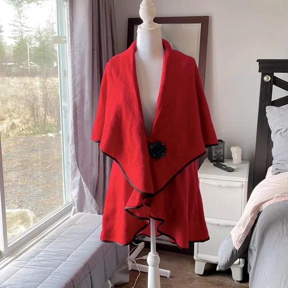 Beautiful Red wrap-ish - Picture 1 of 3